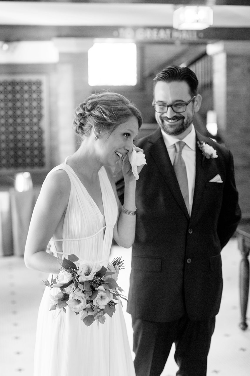 emotional wedding photos from chicago photographer olivia leigh