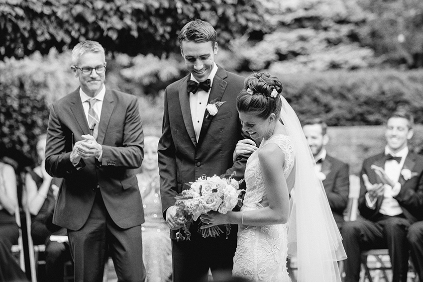 candid chicago wedding photos during ceremony